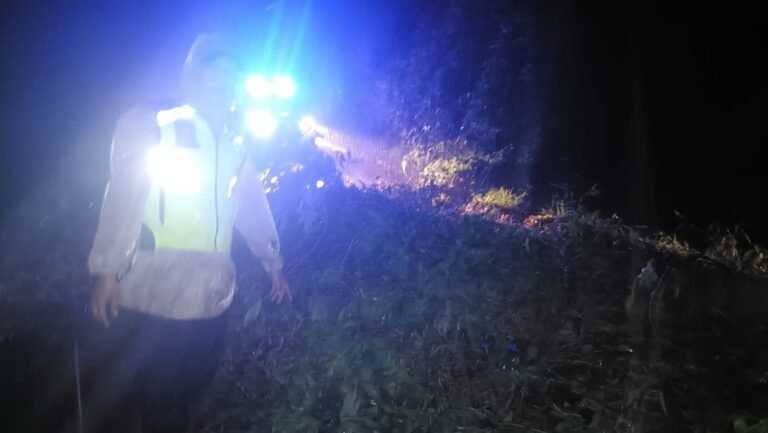 Longsor Tutup Jalan Utama di Banjarwangi, Polsek dan Warga Kerja Keras Bersihkan Material