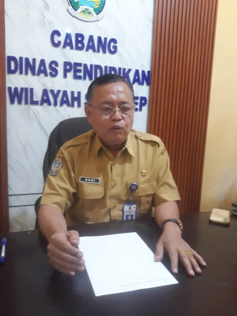 Kacabdisdik Sumenep Melarang Sekolah SMA Manapun Menjual Seragam .