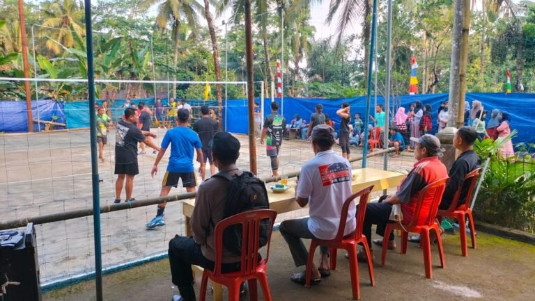 Kawal Semangat HUT RI ke-80, Polsek Pamarican Hadir Jaga Keamanan Turnamen Bola Voli Antar RW di Sidamulih