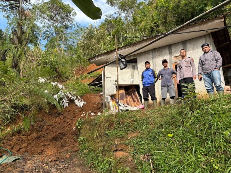 Polsek Banjarwangi Cek TKP Longsor Yang Timpa Rumah Warga
