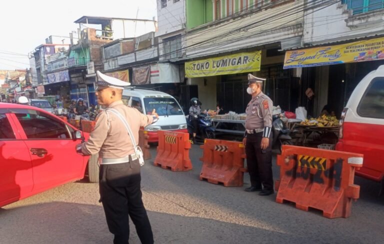 Polri Hadir untuk Masyarakat, Polsek Karangpawitan Beri Pelayanan Gatur Lalin
