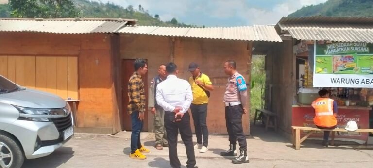 Polsek Leles dan Sat Narkoba Polres Garut Tertibkan Kios Diduga Penjual Obat Tanpa Izin