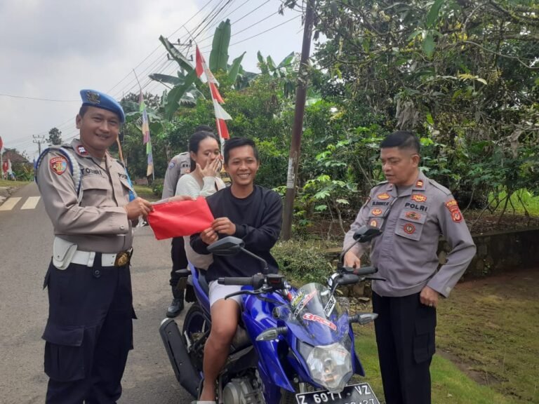 Polsek Sukadana Tanamkan Semangat Nasionalisme Lewat Pembagian Bendera Merah Putih kepada Pengendara