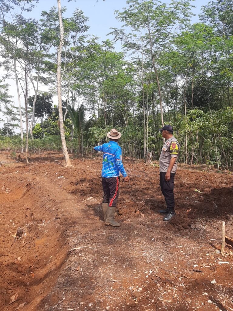 Polsek Cikoneng Dukung Program ASTA CITA Melalui Pengawalan Ketahanan Pangan di Desa Budiasih