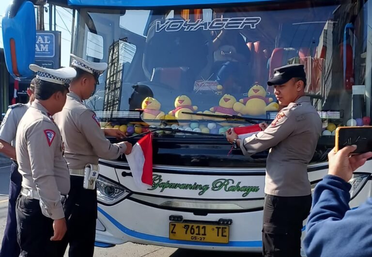 Semangat Kemerdekaan RI, Polsek Banjarsari Pasang Bendera Merah Putih di Area Publik