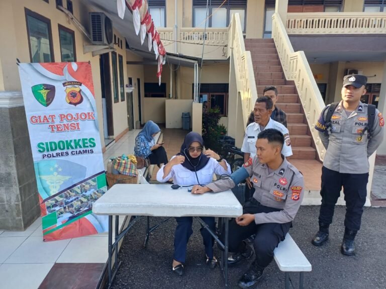 Dokkes Polres Ciamis Pastikan Kesehatan Personel Melalui Giat Pojok Tensi dan Keslap Apel Pagi