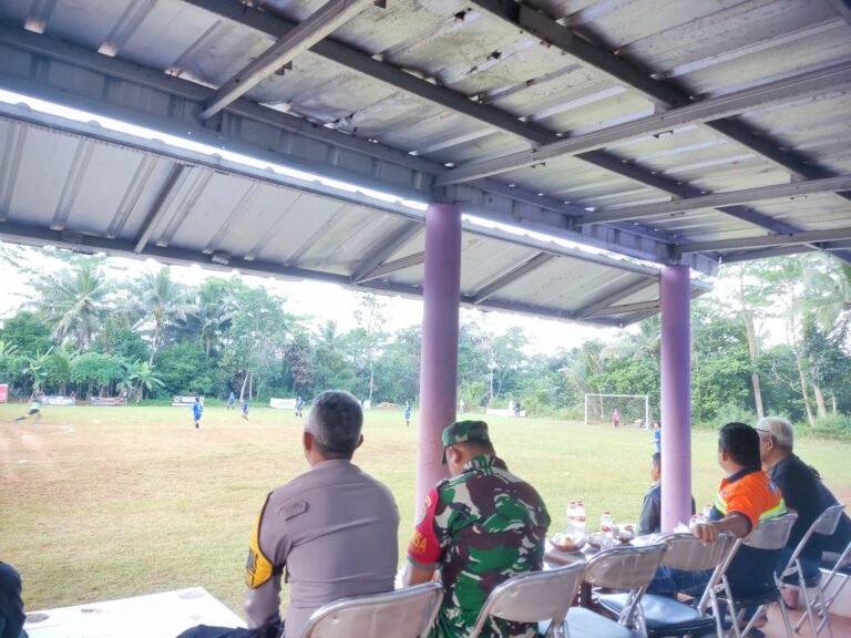 Polsek Ciamis Amankan Turnamen Sepak Bola Antar RW di Baregbeg, Warga Apresiasi Kehadiran Polisi di Tengah Masyarakat