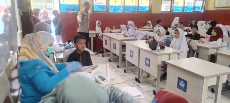 Polsek Kadungora Kawal Cek Kesehatan Gratis untuk Siswa SDN 4 Talagasari