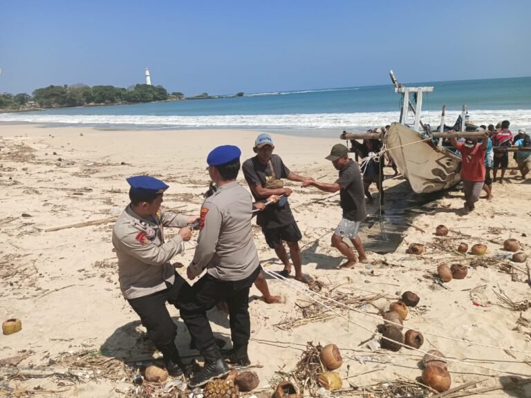 Sat Polairud Polres Garut Evakuasi Perahu Nelayan Tanpa ABK di Perairan Santolo