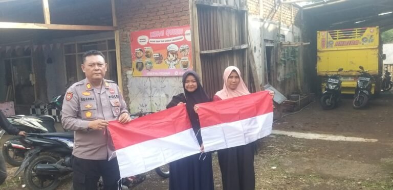 Polsek Malangbong Bagikan Bendera Merah Putih di Momen Menjelang Dirgahayu RI ke-80
