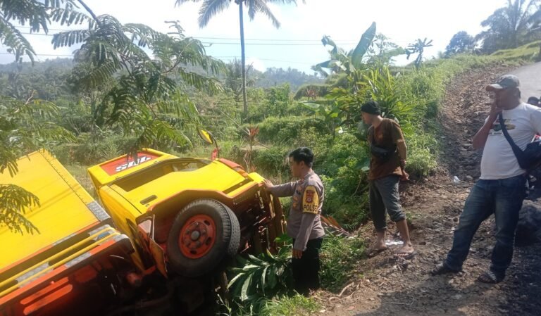 Polsek Cisewu Evakuasi Kendaraan Colt Diesel Masuk Jurang
