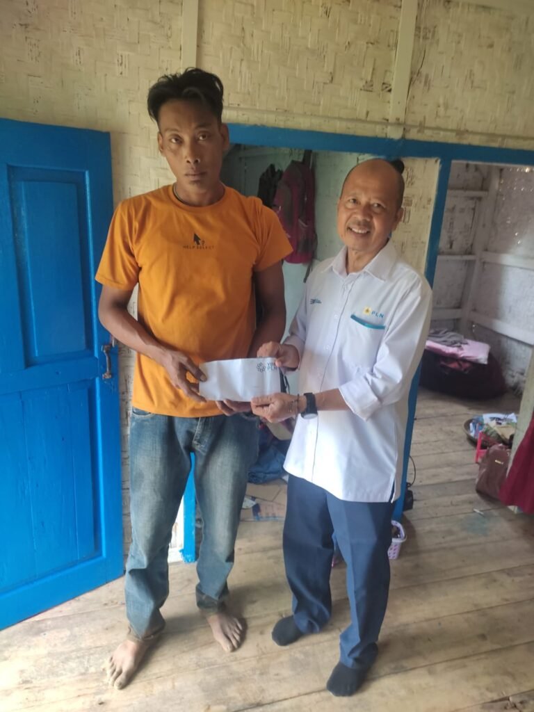 Jelang Kemerdekaan, PLN Tasikmalaya Salurkan Bantuan untuk Warga Terdampak Banjir Bandang, Wujud Kepedulian di Tengah Bencana