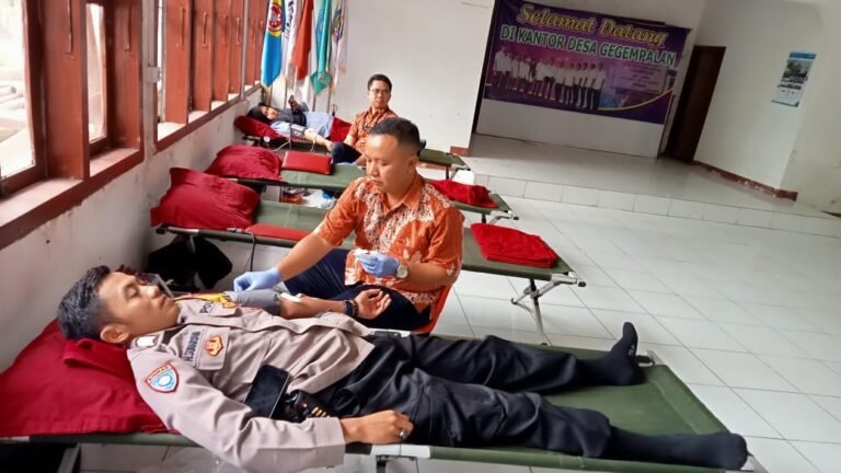 Polsek Cikoneng Polres Ciamis Monitoring dan Ikut Donor Darah di Desa Gegempalan