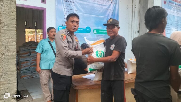 Polsek Lakbok Polres Ciamis Awasi Distribusi Bapanas Beras ke Warga Desa Kutawaringin