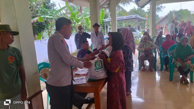 Polsek Lakbok Polres Ciamis Awasi Distribusi Bapanas Beras ke Warga Desa Bantardawa