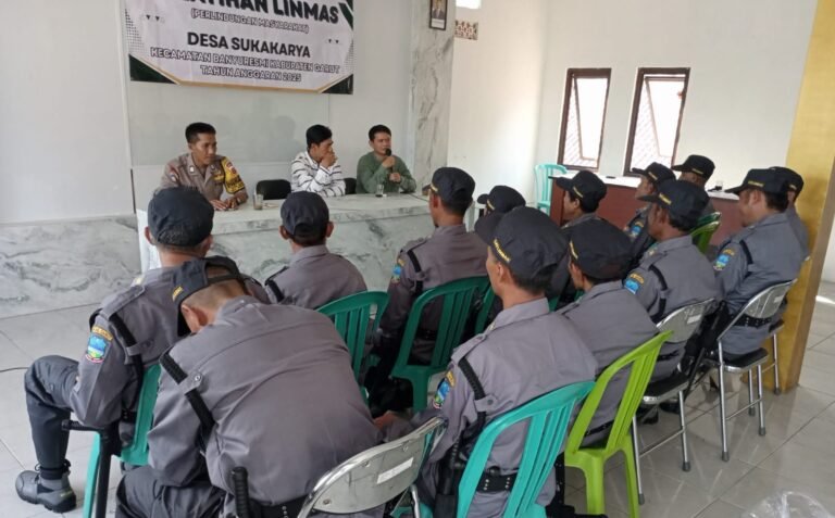 Polsek Banyuresmi Latih Linmas Desa Sukakarya, Perkuat Keamanan & Kesiapsiagaan Warga