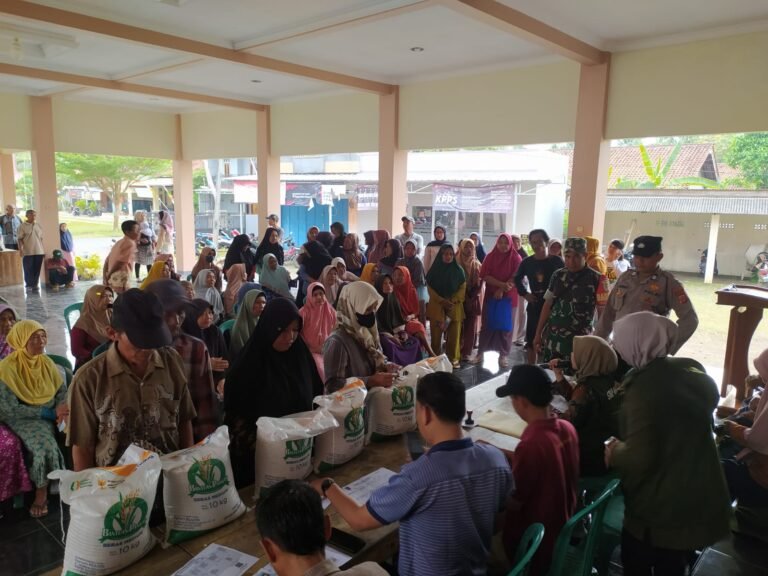 Polsek Lakbok Polres Ciamis Awasi Distribusi Bapanas Beras ke Warga Desa Sukanagara
