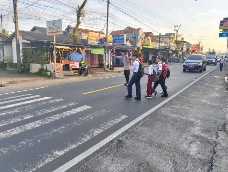 Pelayanan Masyarakat, Polsek Cipaku Polres Ciamis Siaga di Jalan Padat Saat Jam Sekolah