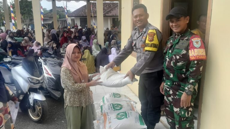 Polsek Lakbok Kawal Distribusi Bansos Beras untuk Pastikan Tepat Sasaran dan Layak Konsumsi