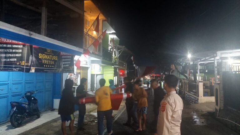 Semarak HUT RI ke-80, Polsek Pakenjeng dan Warga Bentangkan Bendera Merah Putih Sepanjang 1,5 KM