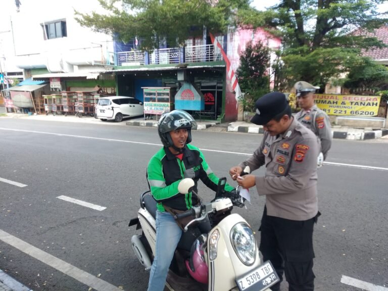 Semangat Kemerdekaan RI, Polsek Ciamis Pasang Bendera Merah Putih di Area Publik