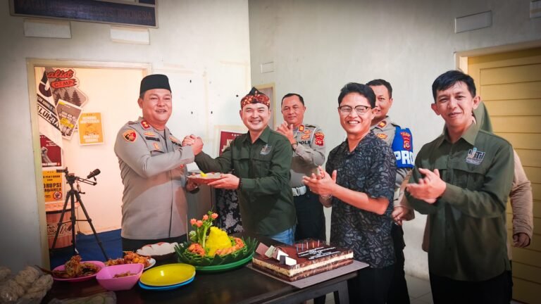 Kapolres Ciamis Bawa Kejutan Spesial, Rayakan Hari Jadi Ke-27 IJTI Galuh Raya Penuh Kehangatan