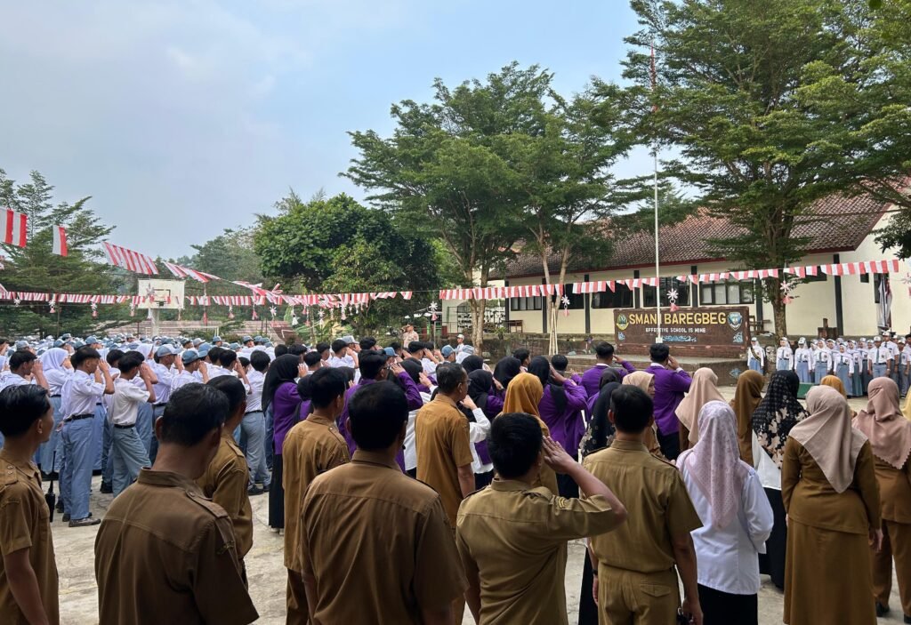 Humanis, Kapolsek Ciamis Datang ke SMAN 1 Baregbeg Beri Pembinaan di Upacara Bendera