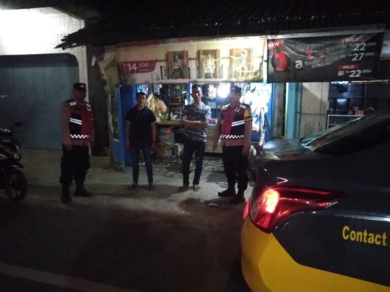 Berikan Rasa Aman, Personel Polsek Kawali Polres Ciamis Patroli Dialogis di Malam Hari