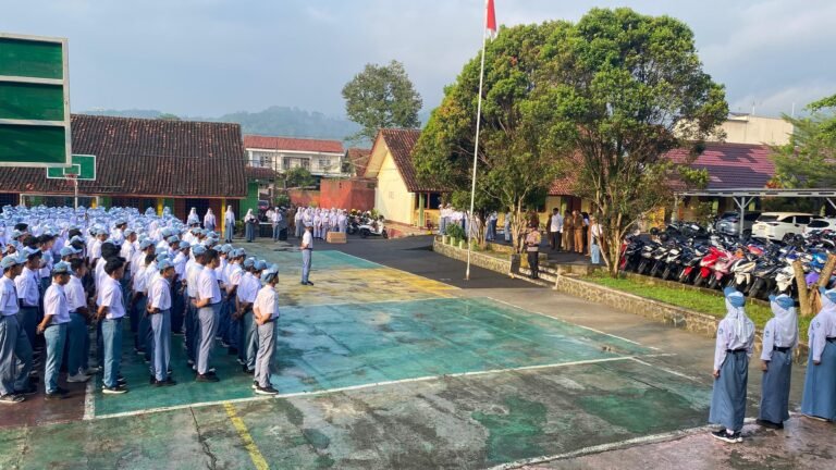 Humanis, Polsek Kawali Datang ke SMAN 1 Lumbung Beri Pembinaan Saat Upacara Bendera