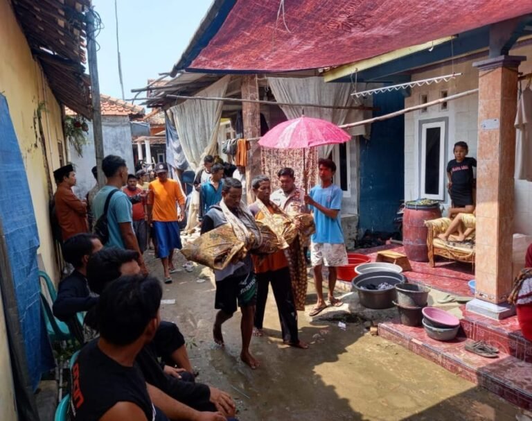 Haru Warnai Pemakaman Bocah Korban Tenggelam, Polisi dan Warga Antarkan Kepergian.