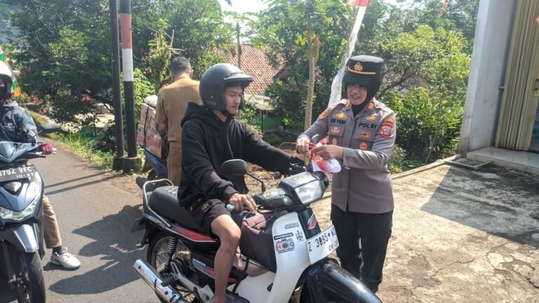 Polsek Kawali Bagikan Bendera Merah Putih, Kapolres Ciamis Dorong Semangat Nasionalisme Warga