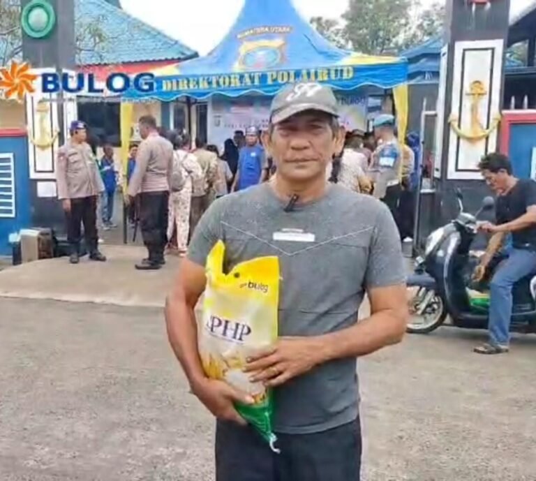 Direktorat Polairud Polda Sumut Gelar Gerakan Pangan Murah, Salurkan 5 Ton Beras SPHP untuk Warga Sekitar Mako Polairud