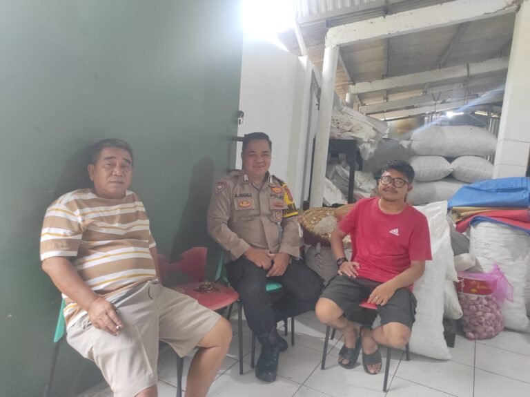 Upaya Dekatkan Diri ke Masyarakat Bhabinkamtibmas Desa Sindangsari Sambangi Warga