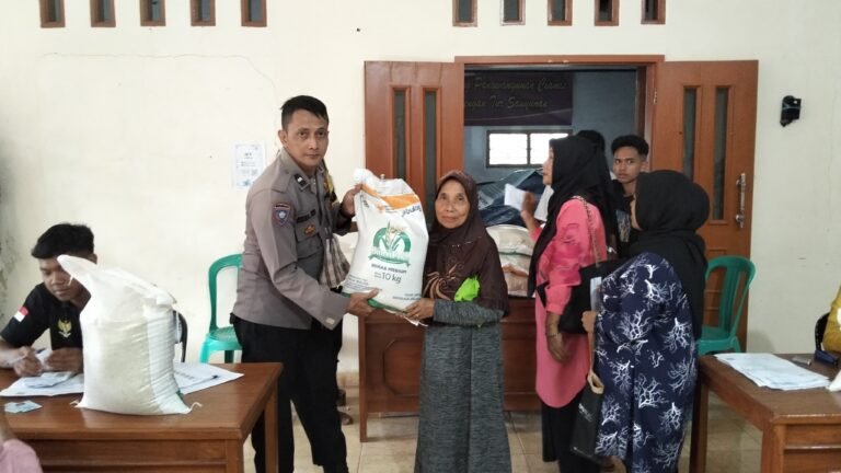 Polsek Rancah Polres Ciamis Awasi Distribusi Bapanas Beras ke Warga Desa Cisontrol