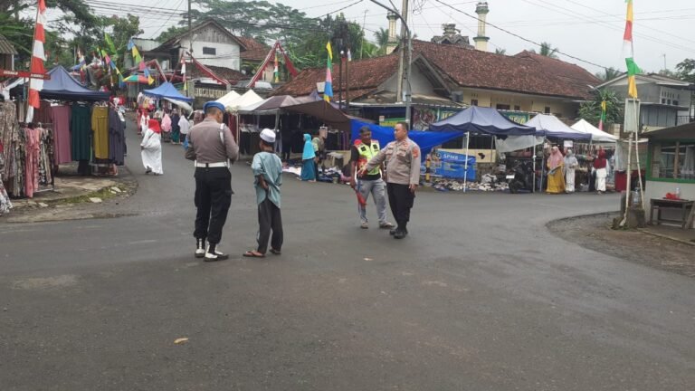 Polsek Sukadana Polres Ciamis Bersiaga Gatur Lalin di Momen Pengajian Rutin Bulanan