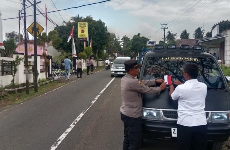Kapolsek Cikelet dan Anggota Bagikan serta Pasang Bendera Merah Putih Sambut HUT RI ke-80