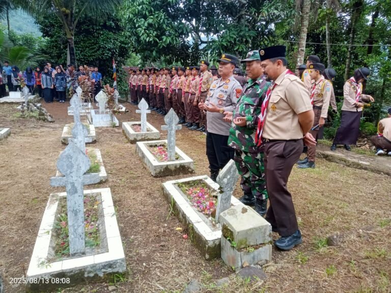Peringati Hari Pramuka ke-64, Polsek Cisompet Gelar Ziarah ke Makam Pahlawan
