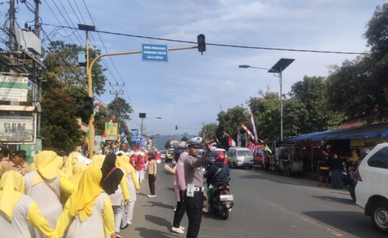 Polsek Limbangan Lakukan Pengamanan dan Atur Lalu Lintas pada Jalan Santai Sambut Hari Kemerdekaan