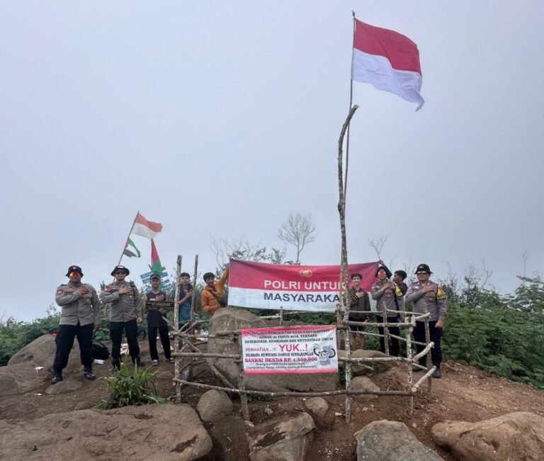 Semarak HUT RI ke-80, Polsek Kadungora Kibarkan Merah Putih di Puncak Gunung Haruman