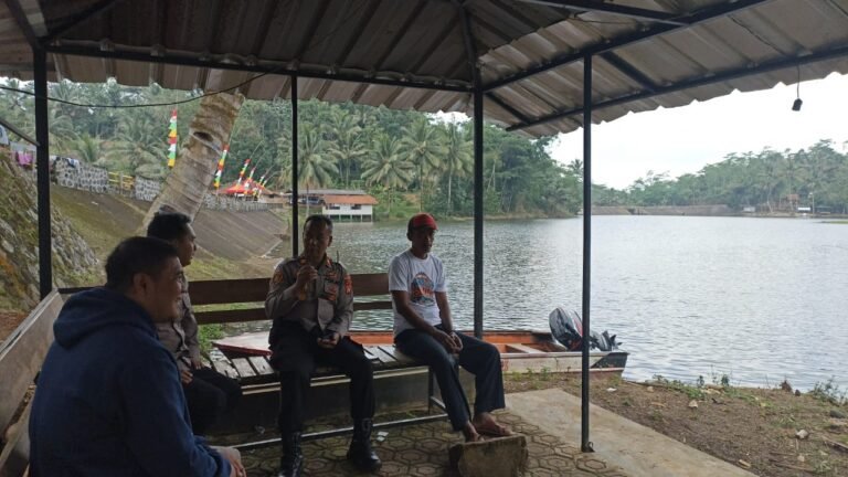 Perkuat Sinergi dengan Masyarakat, Polsek Rancah Lakukan Sambang ke Tokoh Masyarakat Desa Kadupandak
