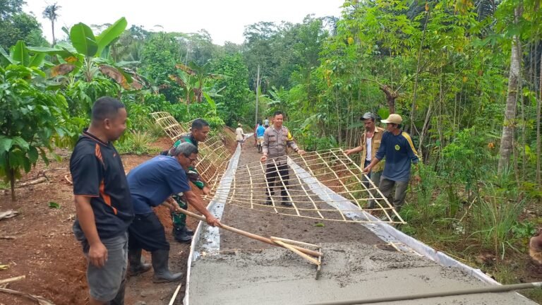 Bhabinkamtibmas Desa Bojongmengger Turun Tangan Gotong Royong Bangun Jalan Lingkungan