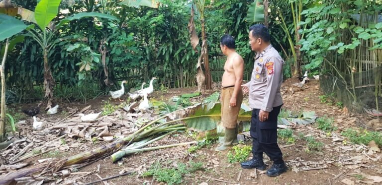 Bhabinkamtibmas Desa Cidolog Perkuat Silaturahmi dan Edukasi Kamtibmas kepada Warga
