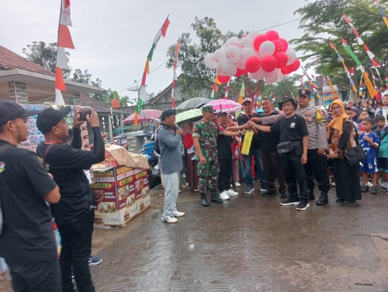 Polsek Kawali Polres Ciamis Monitoring Jalan Sehat Peringatan HUT ke-80 RI Warga Mulyasari