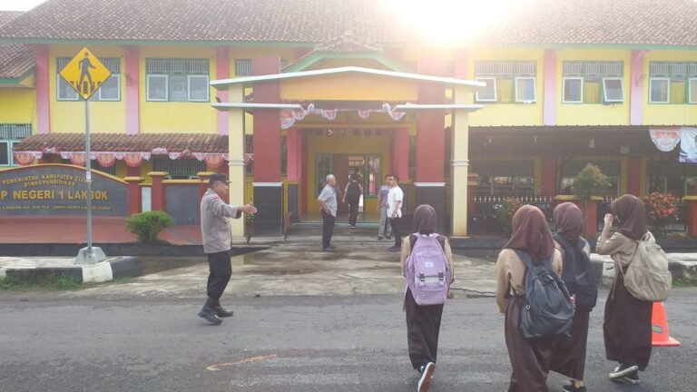 Pengaturan Lalu Lintas Pagi, Polsek Lakbok Polres Ciamis Pelayanan Masyarakat di Depan Sekolah