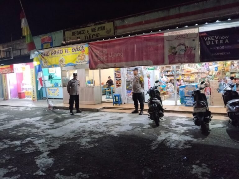 Berikan Rasa Aman, Personel Polsek Kawali Polres Ciamis Patroli Dialogis di Malam Hari