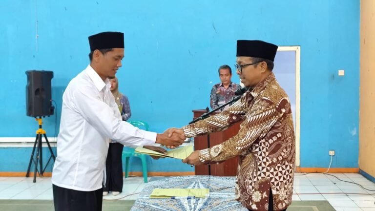 Sinergitas Polri dan Pemerintah, Polsek Cijeungjing Hadiri Pelantikan Perangkat Desa Pamalayan