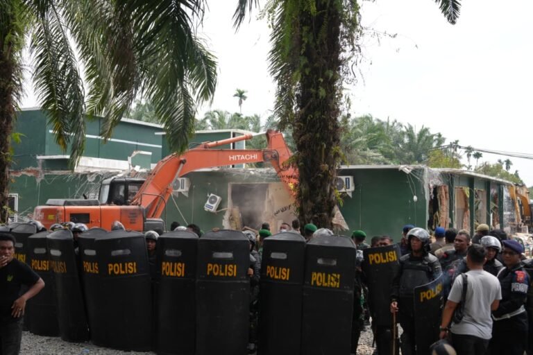 Tim gabungan Polda Sumut, Kodam I/BB dan Pemprov Sumut Rubuhkan THM Marcopolo