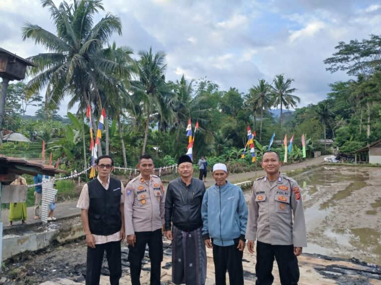 Polsek Rajadesa Sigap Tangani Kebakaran Warung di Dusun Cikalong, Dua Korban Alami Luka Bakar