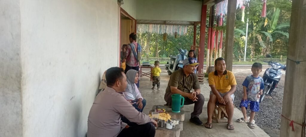 Polsek Cijeungjing Ajak Warga Karangkamulyan Bersatu Cegah Premanisme dalam Program Koperasi Merah Putih