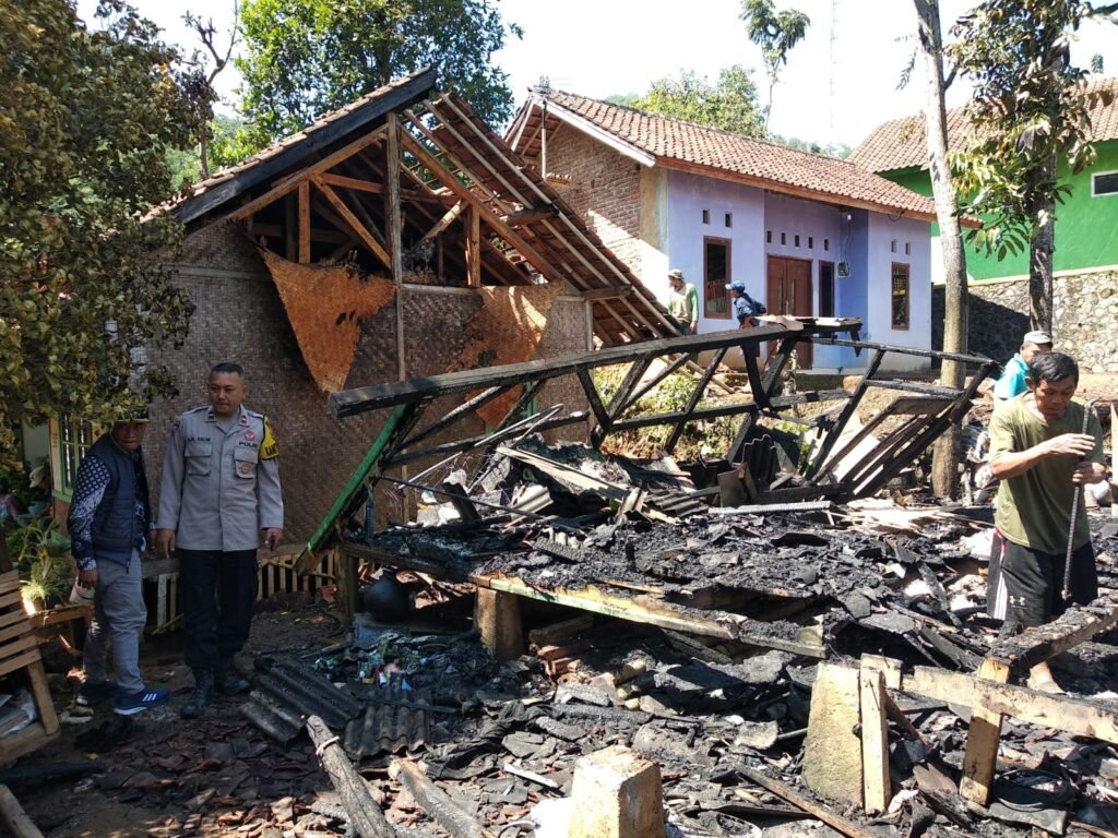 Polsek Cibatu Cek Lokasi Kebakaran Rumah Panggung di Cibatu